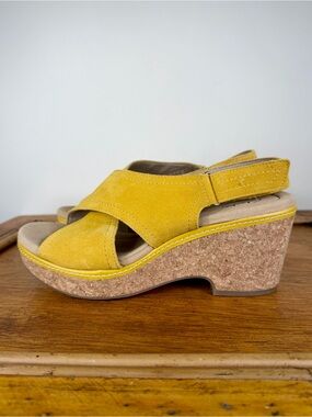Clarks Women’s Giselle Cove Mustard Yellow Suede Crisscross Wedge Sandals Sz 11